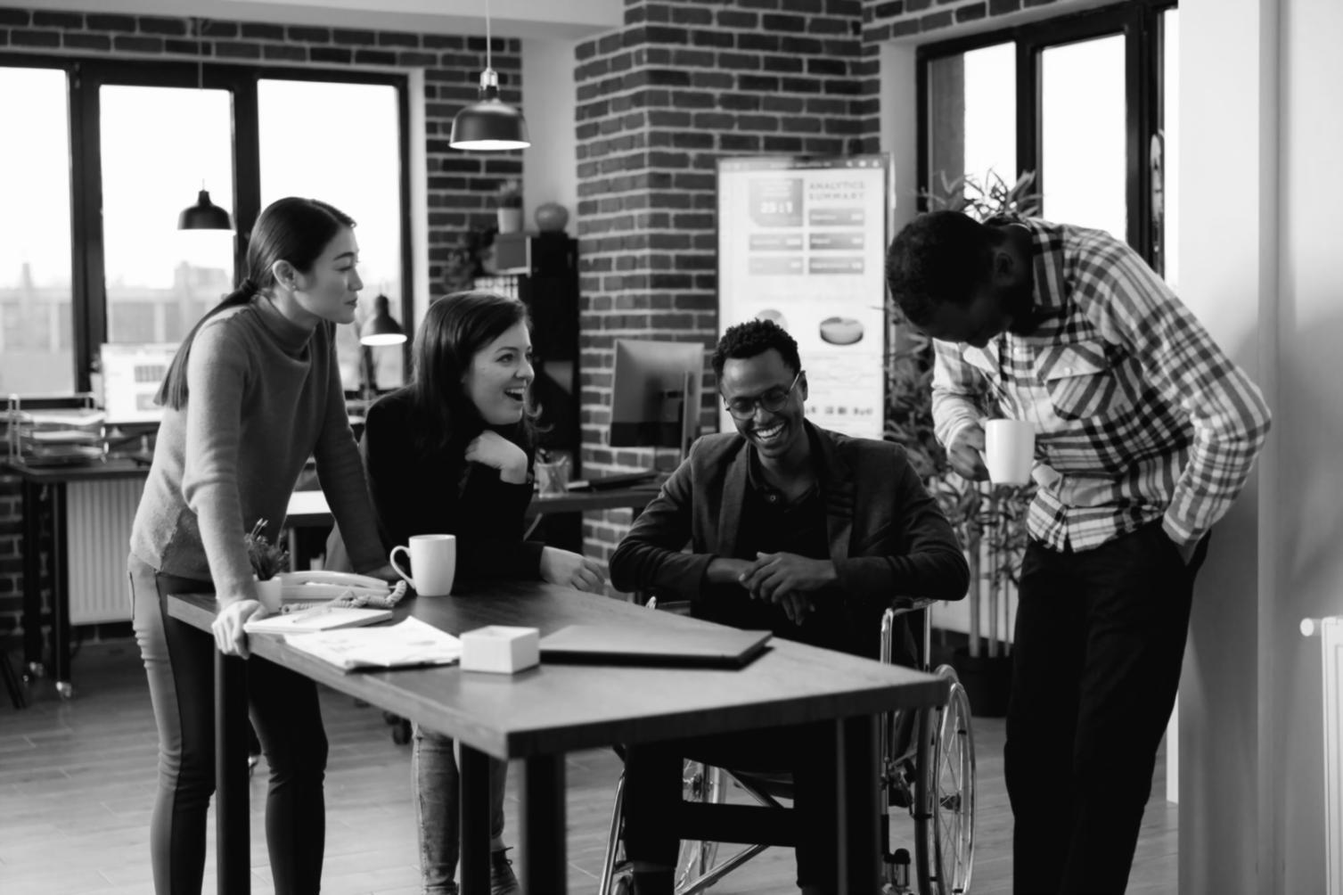 Finanzanalyse Arbeitsplatz mit Dokumenten und Charts