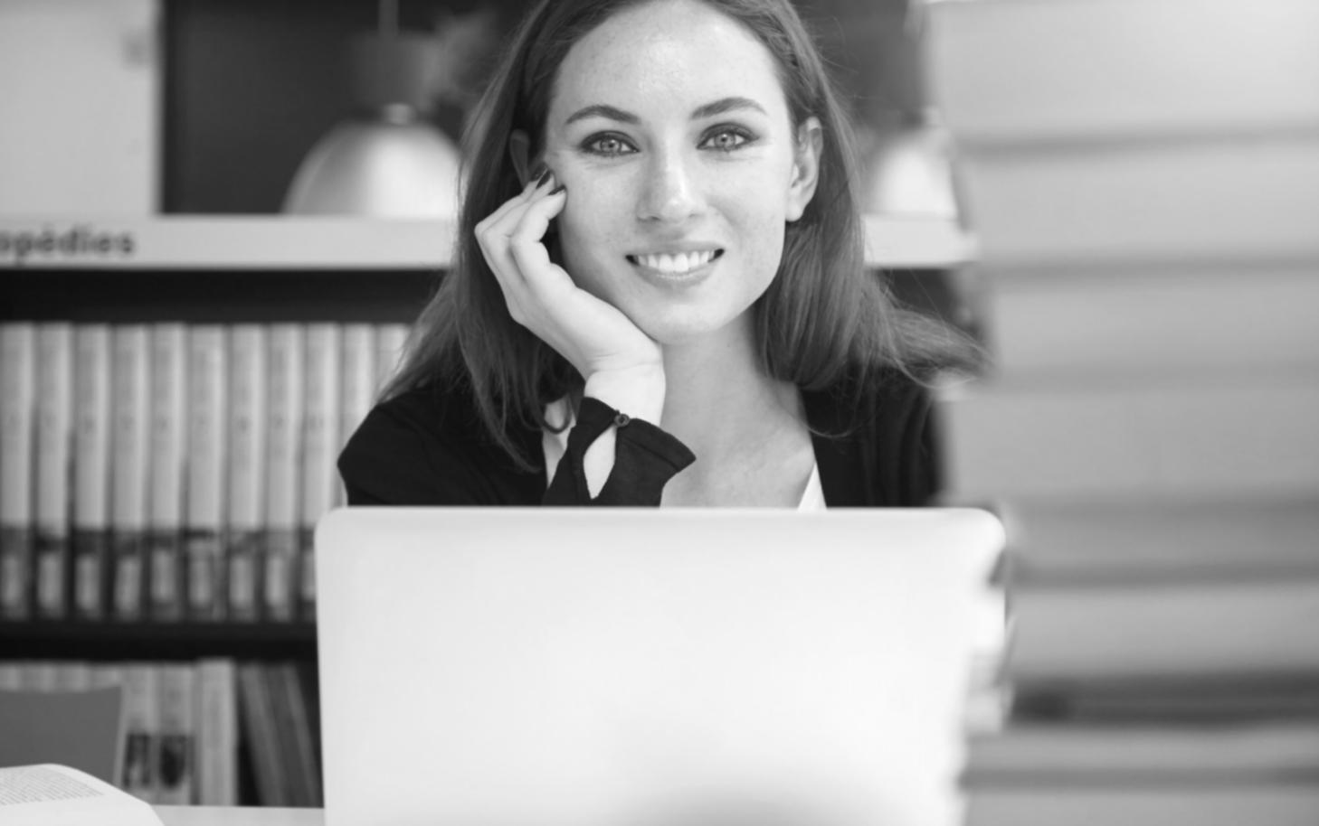 Teilnehmer bei der Arbeit an Finanzanalysen